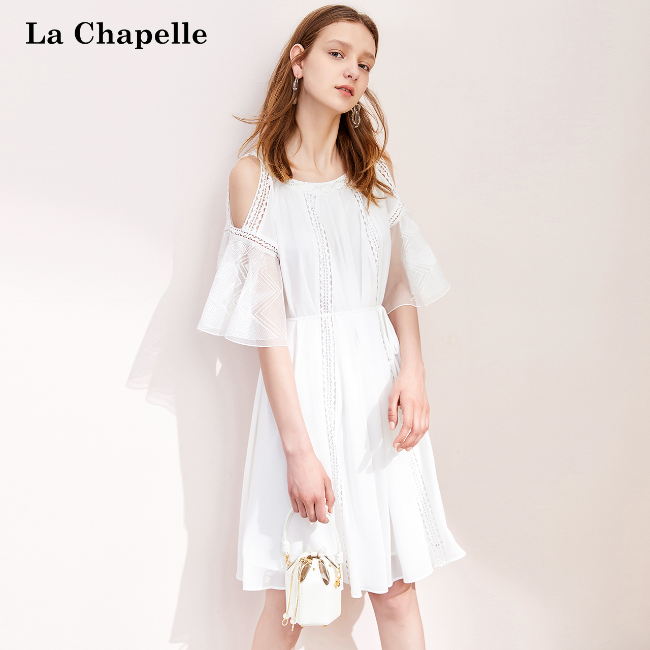 >拉夏贝尔白色露肩连衣裙2019新款夏季气质清新收腰仙女雪纺裙子女